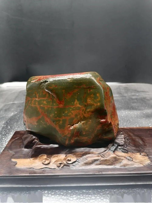 黃蠟石上的詩意流淌 賞《飲酒》石詩與天然紋理的共鳴